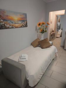 una camera da letto con un letto e un dipinto sul muro di Girasole ad Alessandria