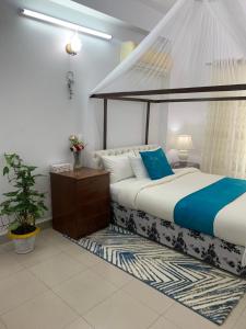 达卡Green House的一间卧室，里面有一张带帷幔的床