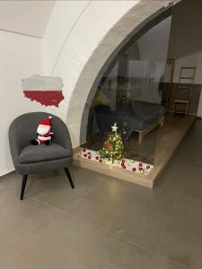 un soggiorno con un albero di Natale e una sedia di Archome Luxury Apartment a Brindisi