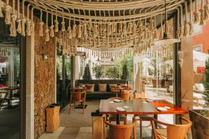 een restaurant met tafels, stoelen en kroonluchters bij Torel Avantgarde in Porto