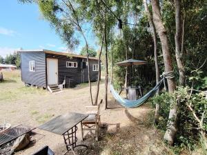 een hangmat voor een tiny house bij Cabaña el Maitén Ensenada in Puerto Varas +6 foto's