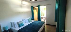 ein Schlafzimmer mit einem Bett mit Kissen und einem Fenster in der Unterkunft Hotel Tabasco in Playa Flamingo