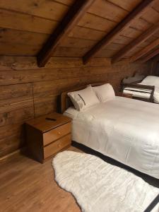 een slaapkamer met een wit bed en een houten plafond bij 4 MOUNTAIN HILLS in Méga Khoríon