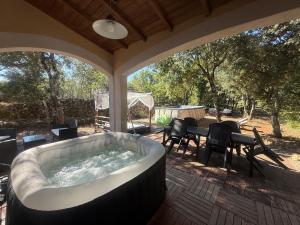 Ảnh trong thư viện ảnh của gite le repos des chênes option spa extérieur Evasion nature et confort ! ở Régusse