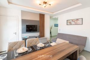 a dining room with a table and chairs and a television at Apartment 100m from Tabuleiro Beachfront CIR0102 in Barra Velha