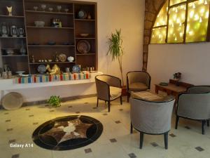 Zimmer mit Stühlen, einem Tisch und einem Fenster in der Unterkunft Hllol Hotel Abu Simbel in Abu Simbel + 64 Fotos