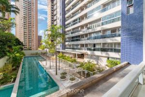 an overhead view of a swimming pool in a building at Charmosos Flats no Setor Bueno TXP in Goiânia