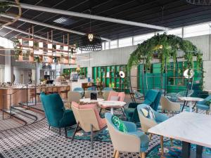 En restaurant eller et andet spisested på Novotel Paris Charles de Gaulle Airport