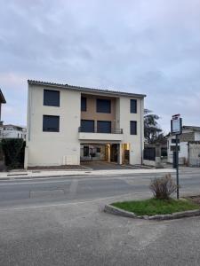 een wit gebouw op de hoek van een straat bij Studio Cosy Le Cocon au calme in Saint-Bonnet-de-Mure