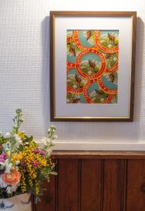 un quadro di un dipinto su un muro con fiori di Auberge l'Escaleta a Seix Altre 11 foto