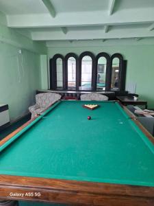 een pooltafel in het midden van een kamer bij Алрез Гостевой дом in Vardanavan
