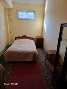 een slaapkamer met een bed en een raam bij Алрез Гостевой дом in Vardanavan