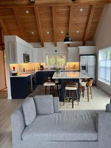 a living room with a couch and a kitchen at The Carriage House at Boulder Mountain View in Carroll