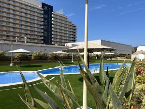 a resort with a swimming pool and a large building at Oropesa del Mar Valparaiso Marina Dór in Oropesa del Mar