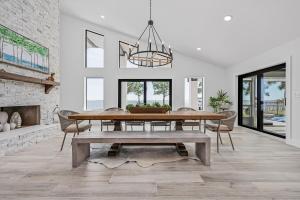 a dining room with a table and a chandelier at Sea La Vi in Navarre