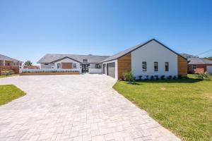 a driveway in front of a house at Sea La Vi in Navarre +64 photos
