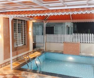 una piscina in una casa con recinzione bianca di Kiashna Villa 32 a Khardi
