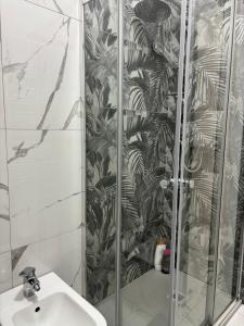 een badkamer met een douche en een wastafel bij GioNi HOUSE in Collegno