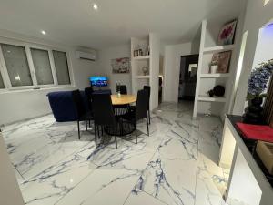 Et tv og/eller underholdning på appartement 3 chambres confortable