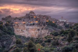 eine Burg auf einem Berggipfel in der Unterkunft Nonno Sandro in Tursi