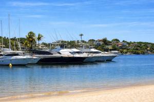 een groep boten is aangemeerd in een jachthaven bij Flat IATE CLUBE Home Experience Praia do Canto in Vitória
