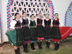 Een groep meisjes in traditionele kleding poseert voor een foto. bij Hllol Hotel Abu Simbel in Abu Simbel