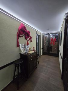 ein Flur mit einer Kommode und einem Hocker in einem Zimmer in der Unterkunft Casa Yna in Buşteni