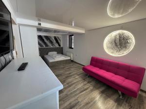 LupeniにあるVila Rustik Strajaのリビングルーム(赤いソファ付)