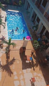an overhead view of a swimming pool with people in it at Flat 02 Residencial ibiapaba in Camocim