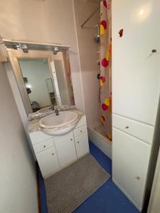 a bathroom with a sink and a mirror and a tub at Chez Marloie in Marche-en-Famenne