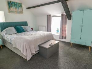 een slaapkamer met een groot bed en een raam bij The Mill in Bryngwran