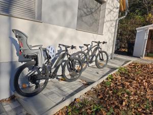 a group of bikes parked next to a building at Dióliget Apartman in Orfű