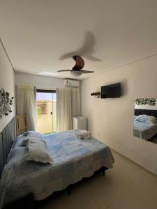 una camera da letto con un letto e un ventilatore a soffitto di Hospedaria de Maria a Tiradentes Altre 43 foto