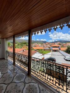 un balcone con vista sulla città di Hospedaria de Maria a Tiradentes