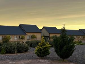 eine Gruppe von Häusern mit Bäumen davor in der Unterkunft Gota de Piedra in San Francisco Solano + 8 Fotos