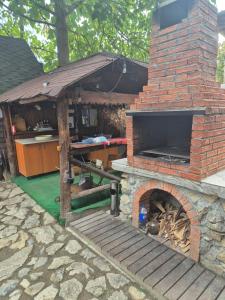 een bakstenen oven met een tafel ervoor bij Casa Petra in Sărata-Monteoru