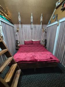 een slaapkamer met een groot bed met een rode deken bij Casa Petra in Sărata-Monteoru +107 foto's