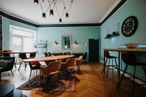 une pièce avec des tables et des chaises et une horloge au mur dans l'établissement Arco Smart City Hotel - Berlin KU'DAMM, à Berlin