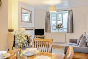 un soggiorno con un tavolo e un divano di 2 Bed in Sticklepath oc-l33312 a Sticklepath