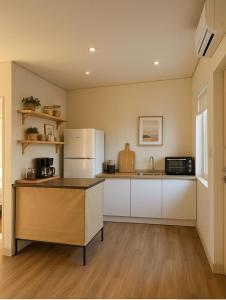 eine Küche mit weißen Schränken und einer Arbeitsplatte in der Unterkunft Gota de Piedra in San Francisco Solano