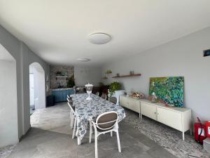 een eetkamer met een tafel en stoelen bij Villa GIOBEA in Favara