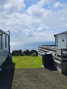 ein Blick auf das Meer von der Seite eines Hauses in der Unterkunft Number34 in Drummore