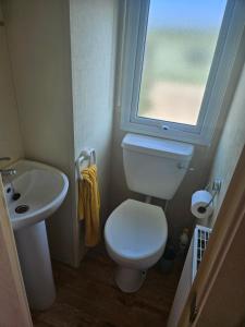 ein Badezimmer mit Toilette, Waschbecken und Fenster in der Unterkunft Number34 in Drummore + 6 Fotos