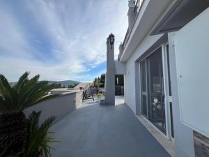 een balkon van een huis met uitzicht op de oceaan bij Villa GIOBEA in Favara
