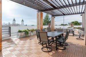 a patio with a table and chairs on a deck at Blueground Central Berkeley rooftop nr UC Berkeley SFO-2124 in Berkeley