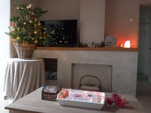 AvelgemにあるChez Pauletteのクリスマスツリーと暖炉のあるリビングルーム