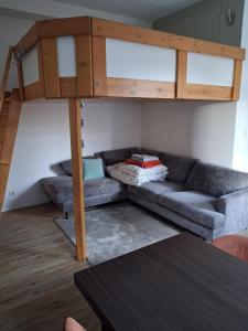 een woonkamer met een bank en een hoogslaper bij Apart studio3 in Kortenberg