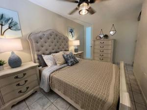 Giường trong phòng chung tại True Beachfront Oasis With Amazing Views Life