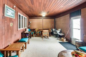 Khu vực ghế ngồi tại Ice Fishing On-Site! Brainerd Cabin on Rice Lake