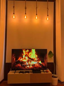 ein Fernseher auf einem Tisch mit einem Kamin in der Unterkunft Loft 84 in Piacenza